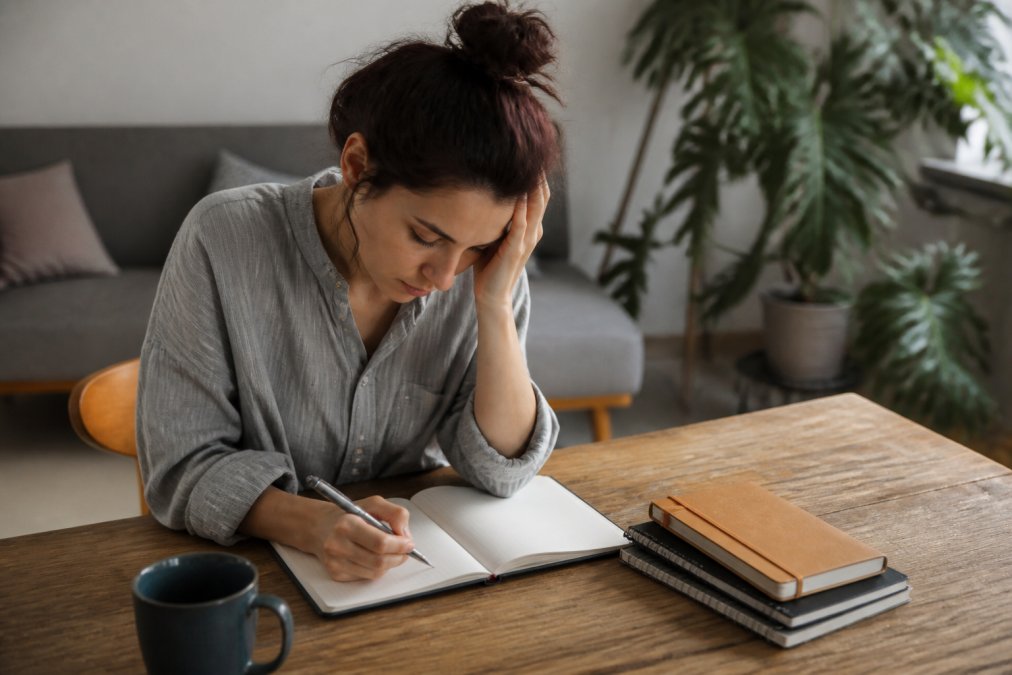 Manage Racing Thoughts With Digital Trackers